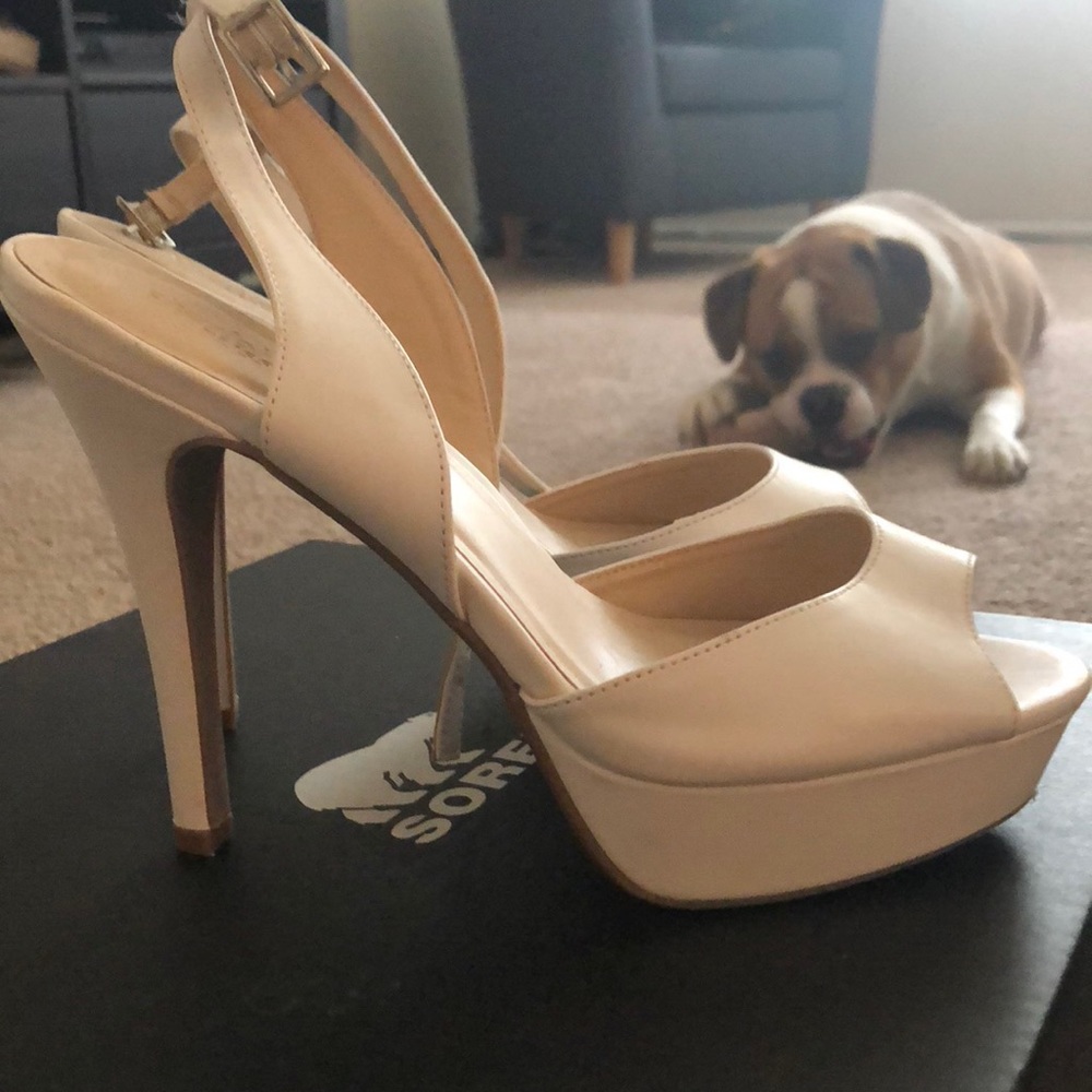 White peep toe pumps